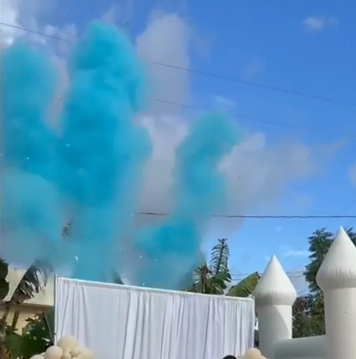 Columna de polvo azul disparada sobre un montaje de gender reveal