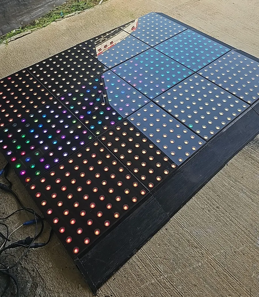 Pista de baile LED modular de Acosta Audio Solution, armada en paneles y encendida en rojo, ámbar, cyan y multicolor