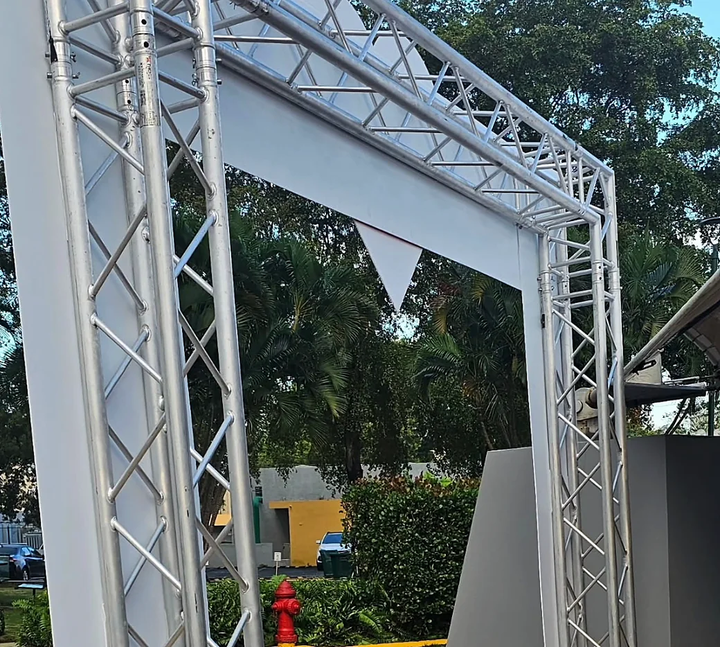 Estructura de truss de aluminio montada al aire libre por Acosta Audio Solution